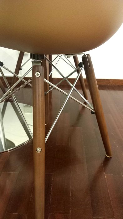 Vendo mesa de sala e 4 cadeiras douradas