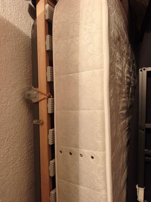 Estrado com pés + colchão de 0,90 x 190