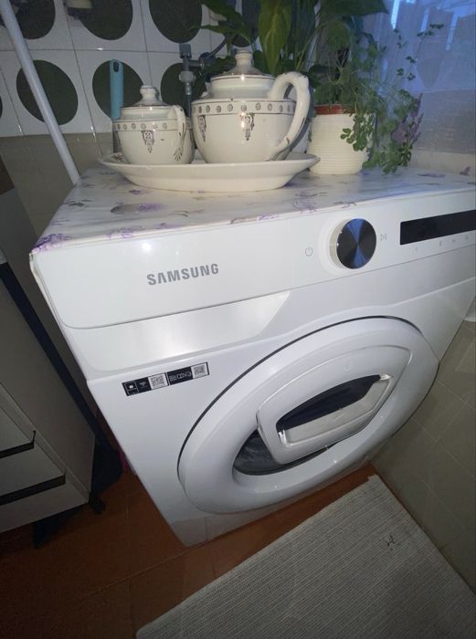 Vende-se máquina de lavar novíssima geladeira novinha também Samsung. interessado só chamar