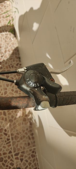 Bicicleta jovens com capacete