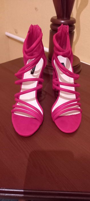 Босоніжки червоні, замшеві, нові 41 розмір