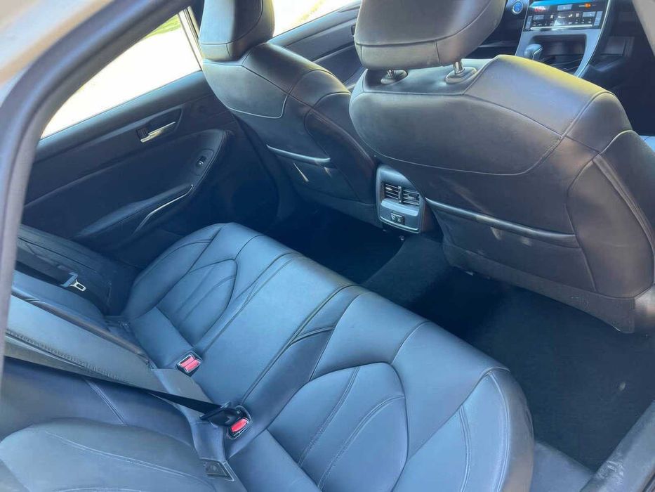 Toyota Avalon Hybrid XLE      2021