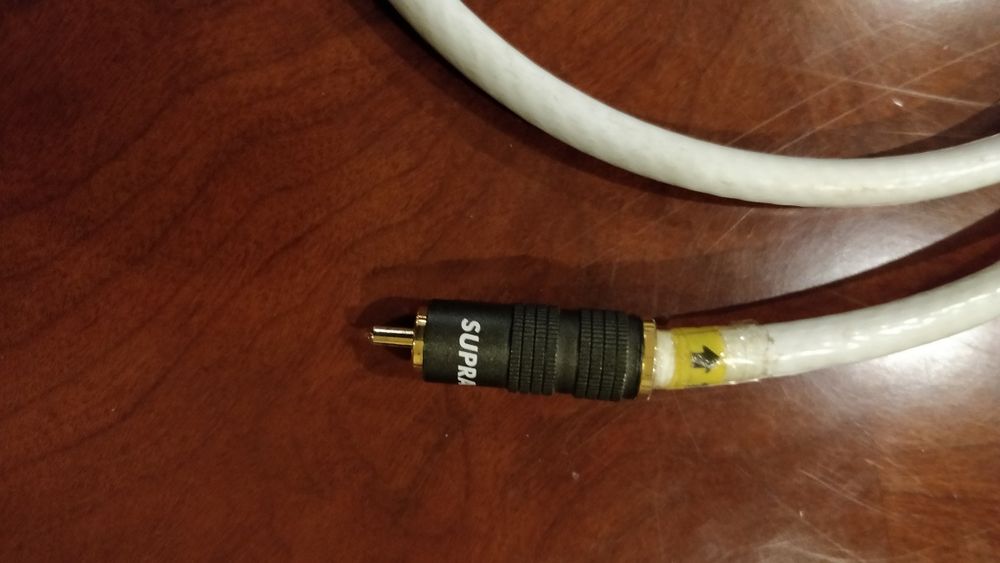 Vários cabos. Coaxial, RCA e ótico