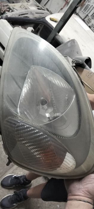 Toyota Yaris farol da frente em bom estado