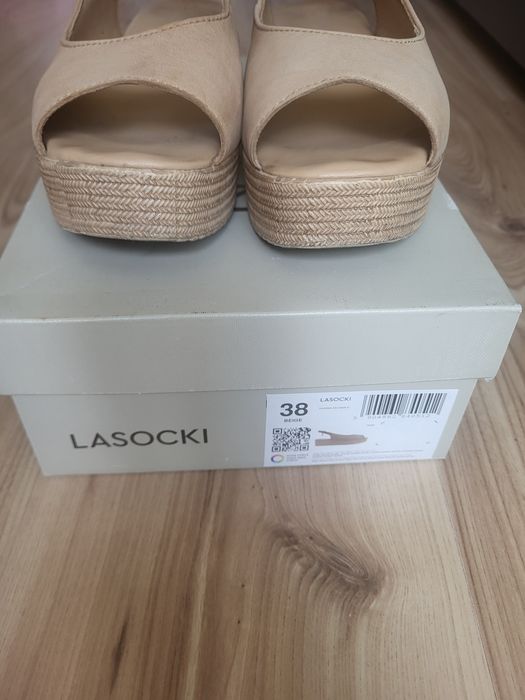 Sandały na koturnie Lasocki
