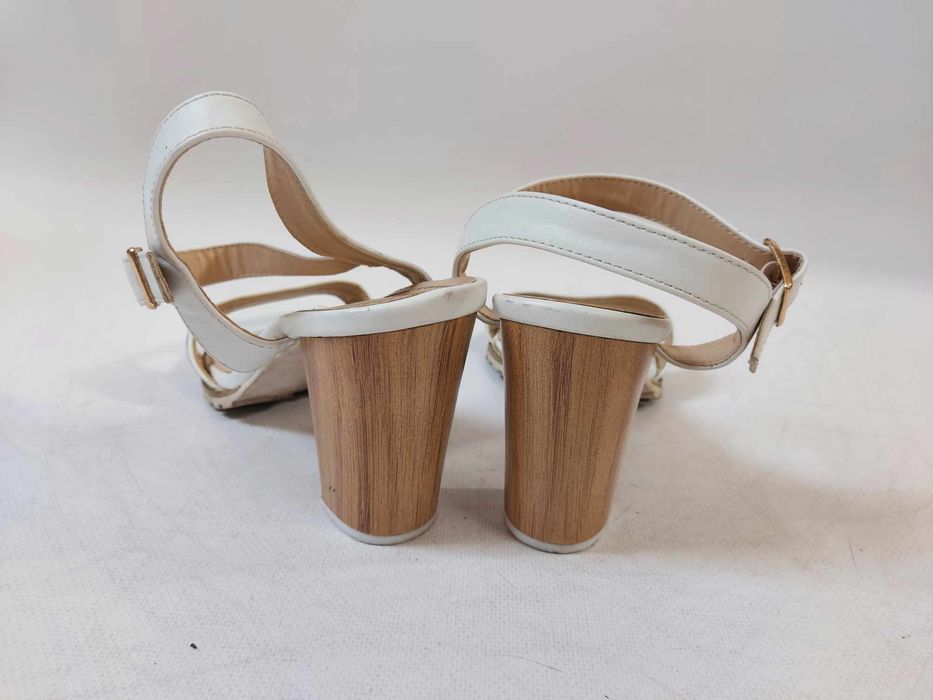 Białe sandały z niebieskim paskiem akcentem zapinane na kostce Infilio