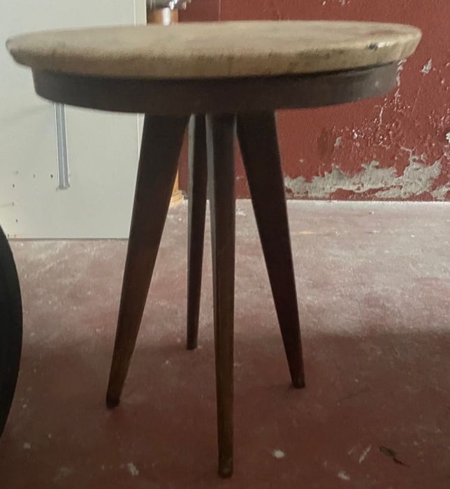 Mesa redonda de mármore e madeira