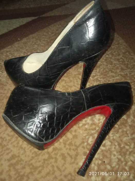 Продам туфлі лабутени