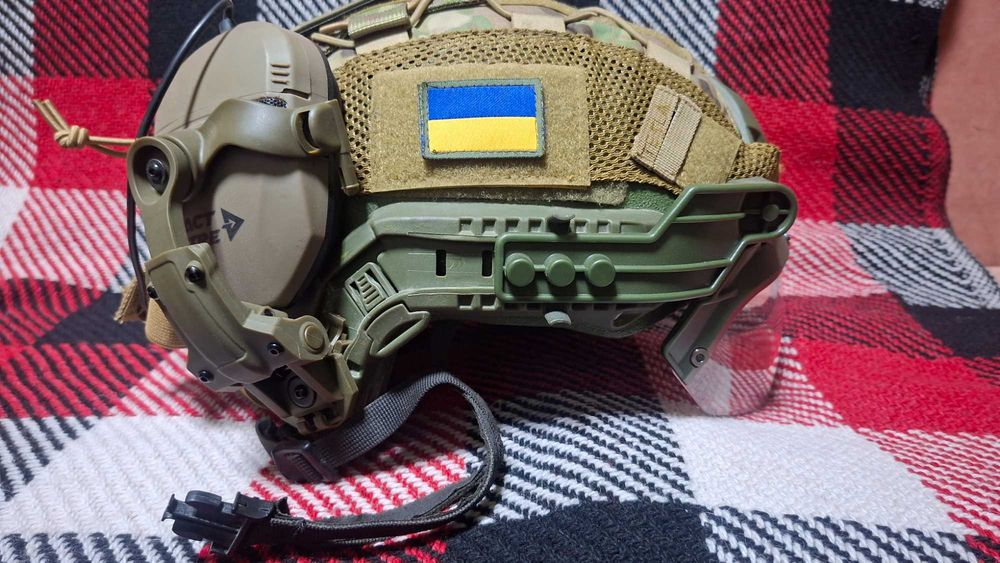 Каска + кавер + навушники+ захисне скло +ліхтар