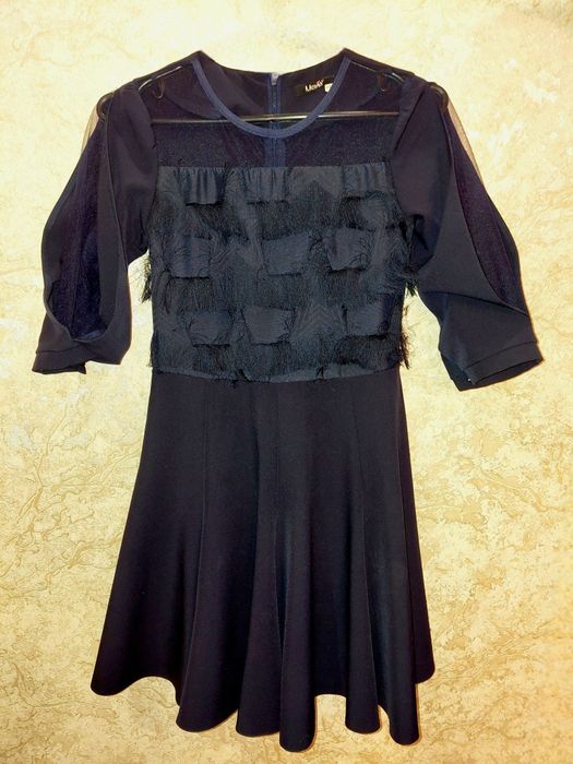 Темно-синя сукня. Елеганта та яскрава)