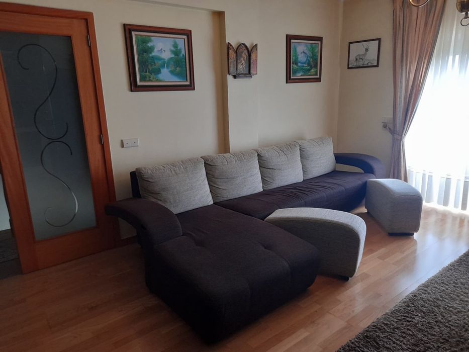 Sofa com bancos de apoio