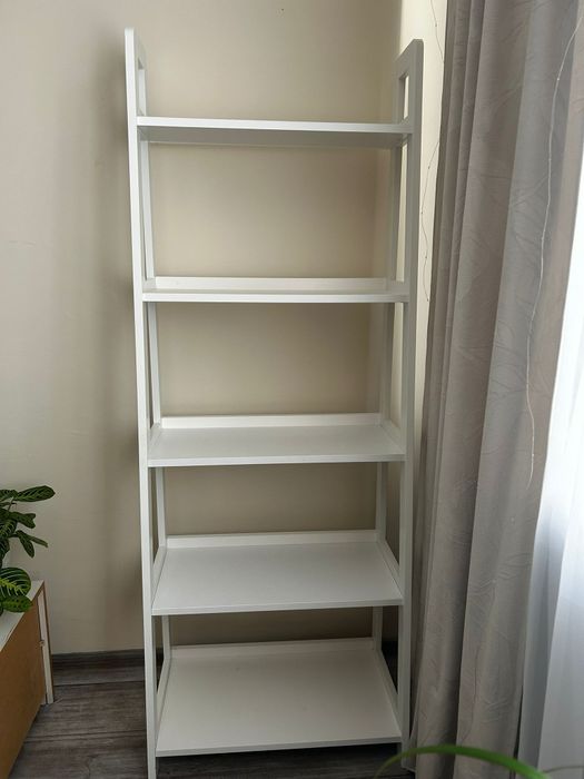 Biały regał na książki