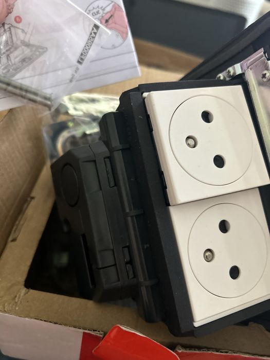 Legrand Noir Black 6 540 02 Gniazdo prądowe uchylne