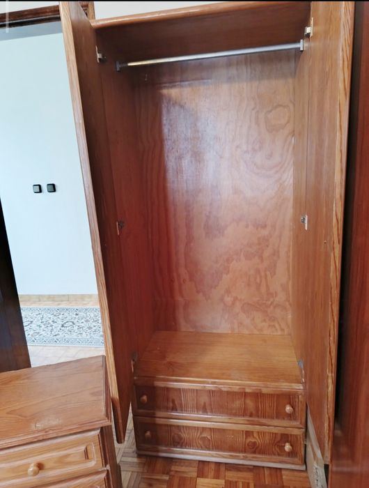 Guarda-fato e mesa de cabeceira