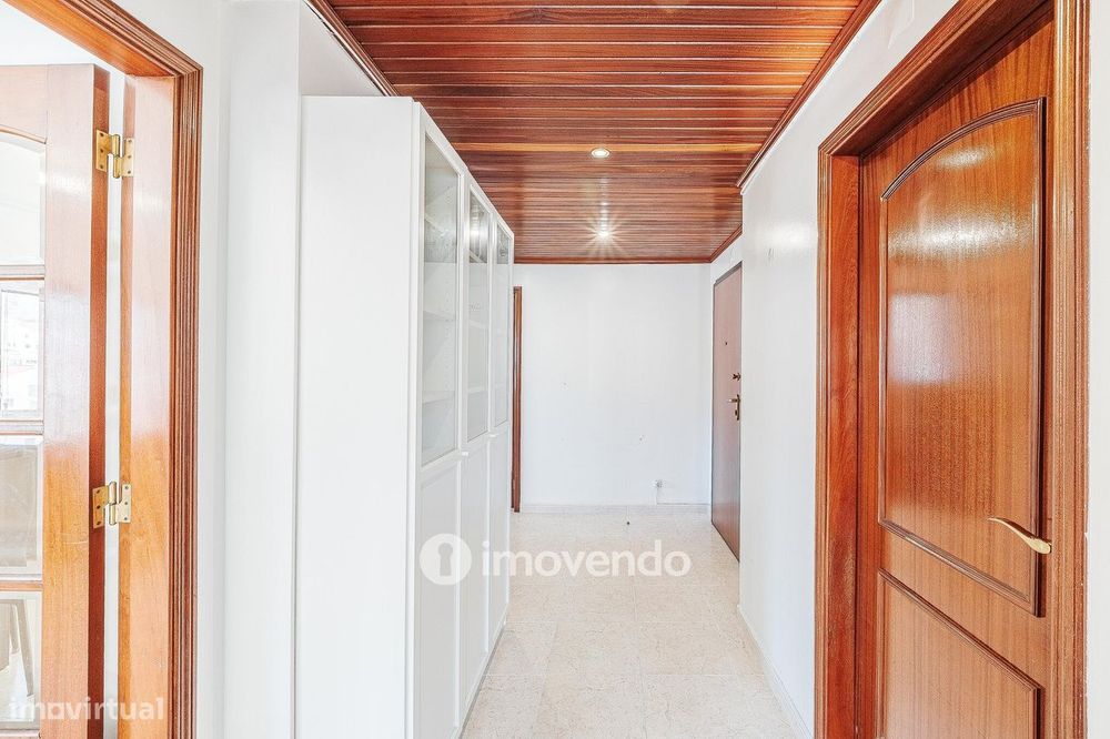 Apartamento T2, com lugar de estacionamento e arrecadação, na Ramada