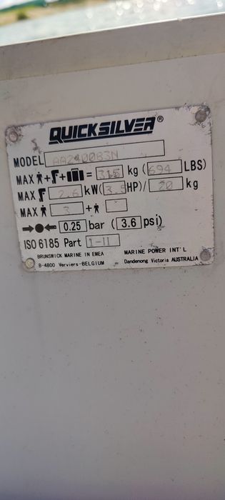 Ponton wędkarski z silnikiem Honda.