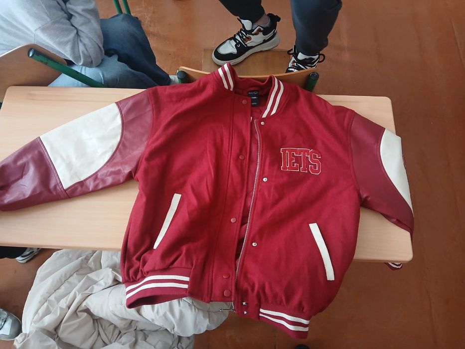 Продам бомбер червоний