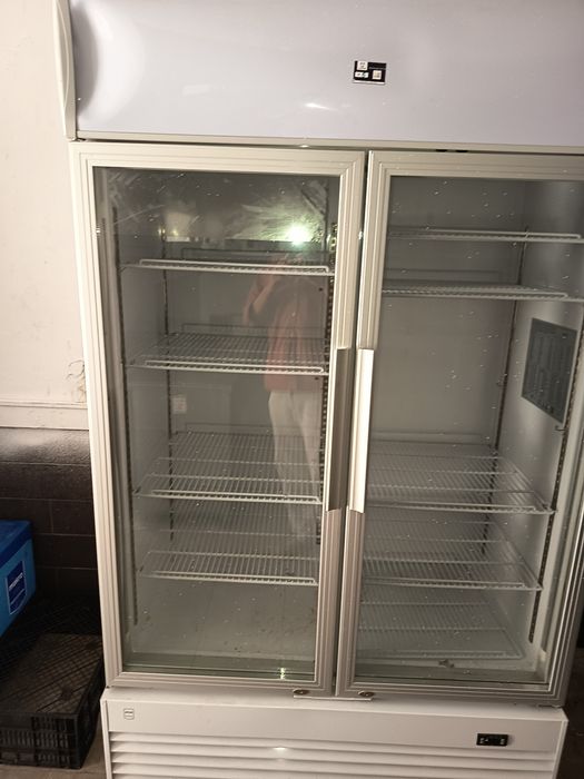 Frigorífico de duas portas (como novo), nunca utilizado, permaneceu no armazém depois de comprado