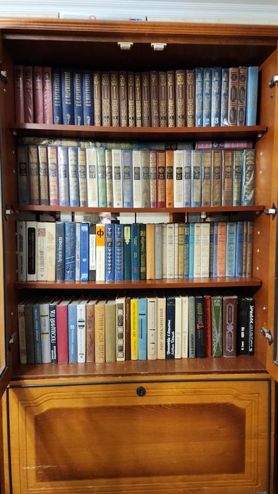 Продам книги. 200 томов. Состояние идеальное.  Стоим. 25000 грн