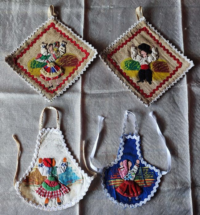 Lote muito antigo com 2 pegas de cozinha e 2 aventais de garrafa