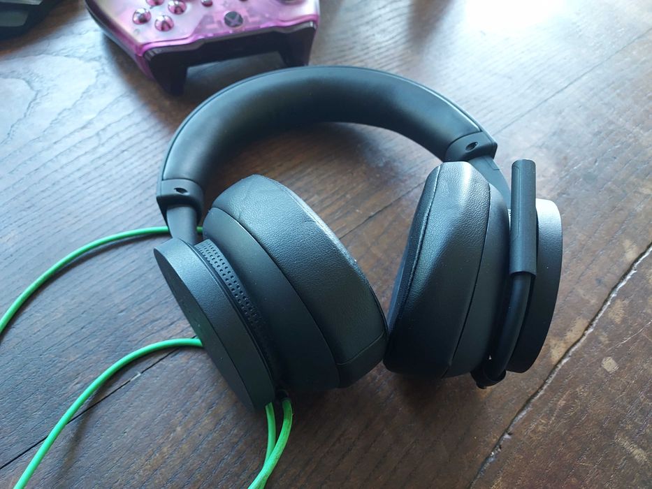 Selling Xbox controller and original Xbox headset with microphone64739004782721121