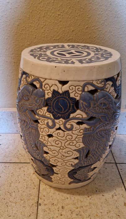 Oryginalny PUF ceramiczny orientalny wzorem smoków niebiesko biały