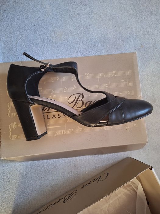 Damskie buty na slupku.