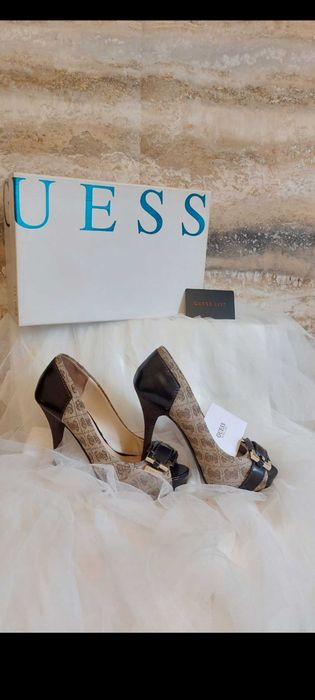 Rewelacyjne sandałki z monogramem o wyjątkowym design Marki GUESS