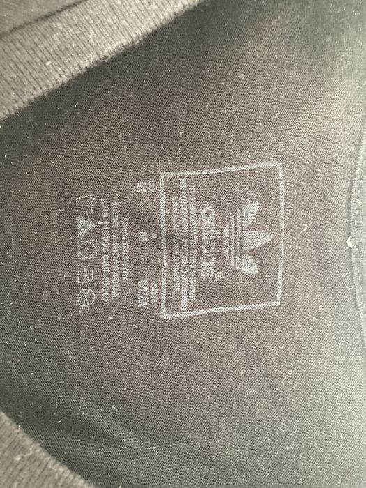 Czarna koszulka bluzka z krótkim rękawkiem t-shirt z białym napisem lo