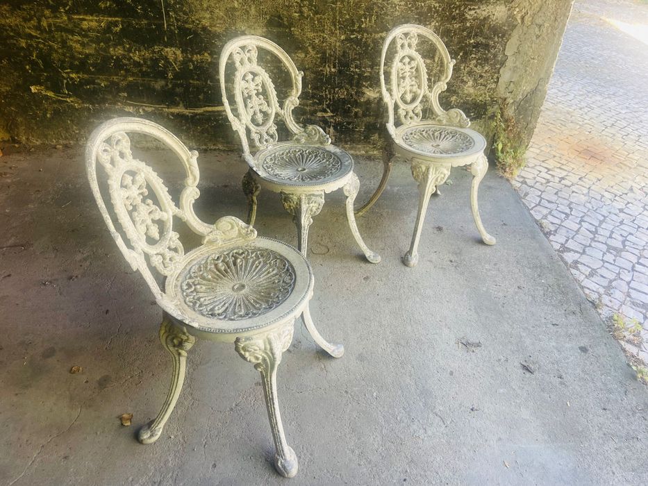 Mesa e cadeiras de jardim em ferro