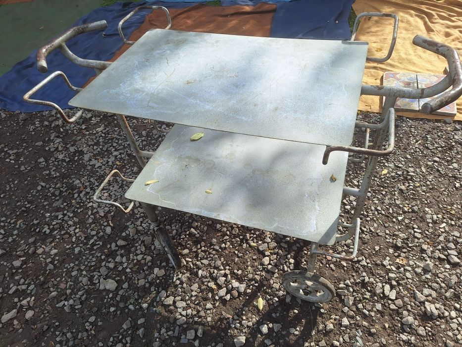 Stary wózek na kółkach barek