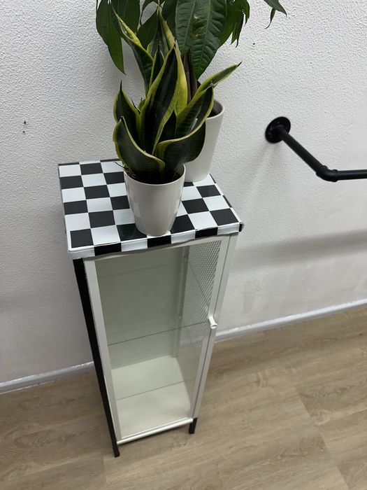 Vitrine/ Expositor com vidro e tampa xadrêz