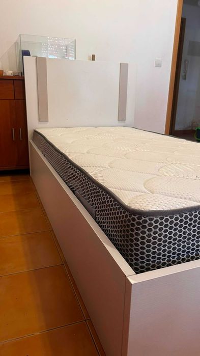 Cama de solteiro com colchão
