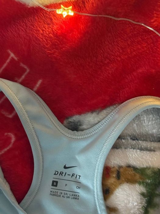 Топ спортивний Nike