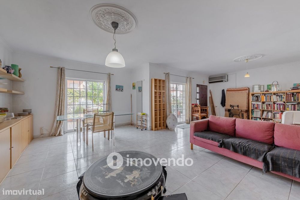 Moradia T4, com áreas amplas e jardim, em Faro