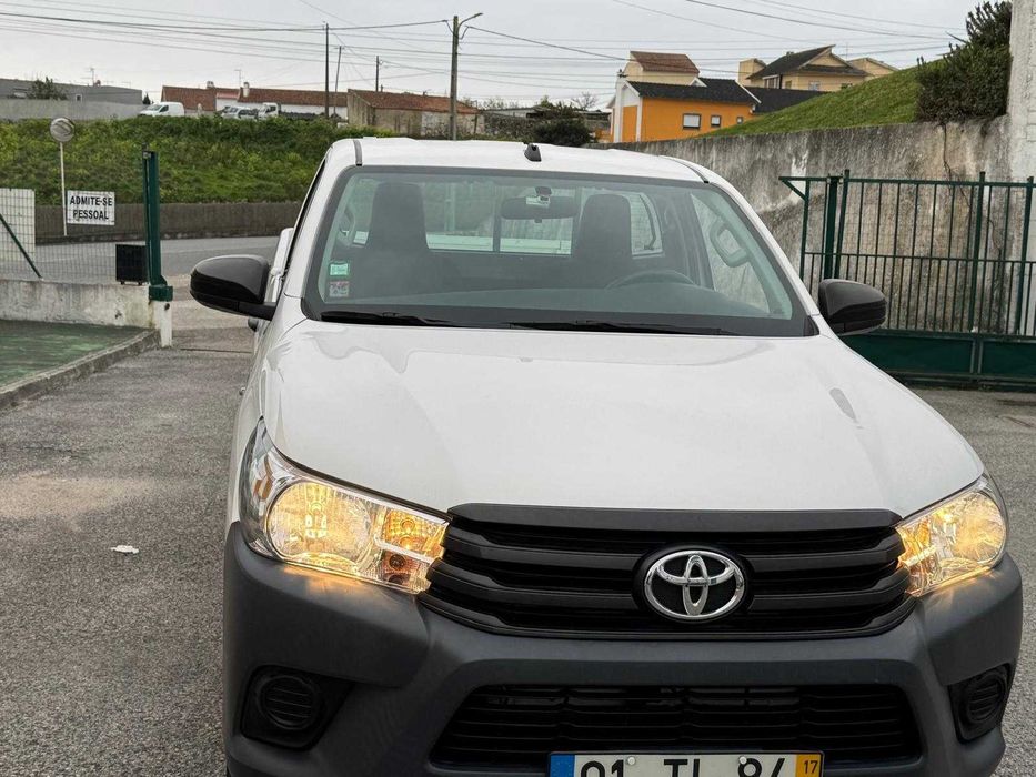 Toyota Hilux com Plataforma Elevatória até 30mts