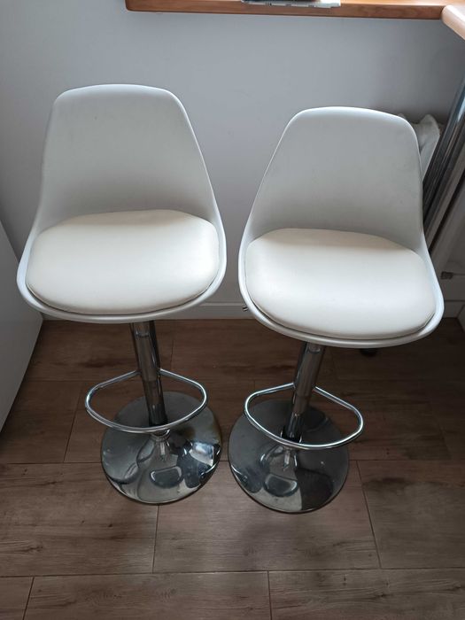 Krzesła Hockery barowe białe