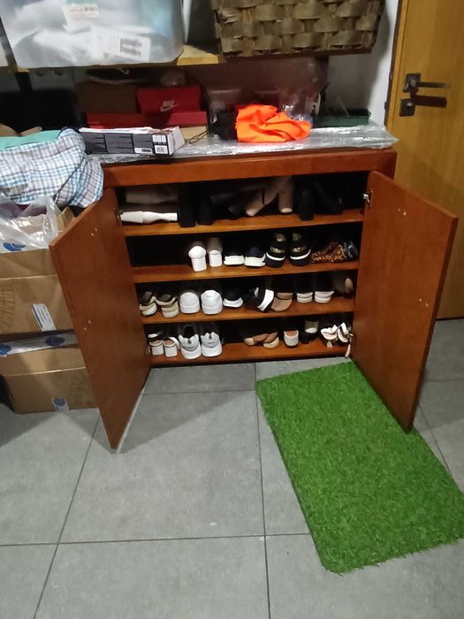 Sapataria com vidro por cima