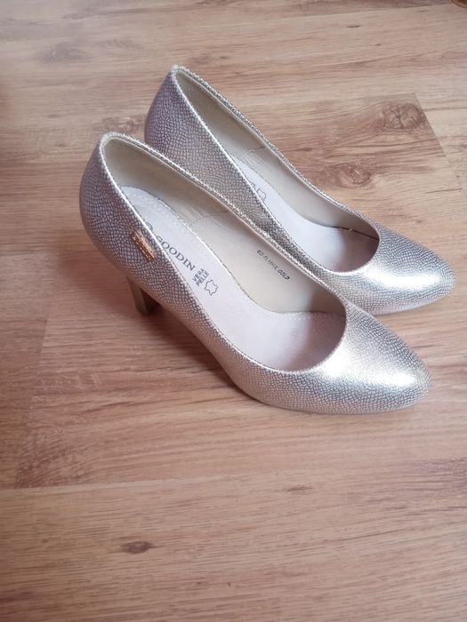 sprzedam buty na obcasie