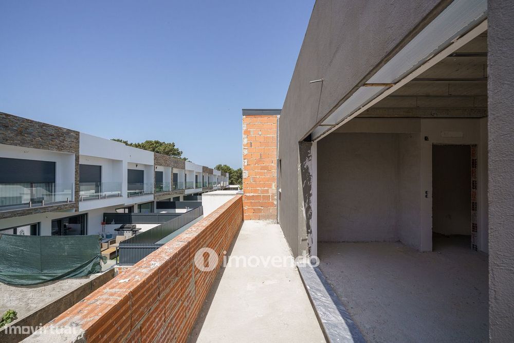 Moradia geminada T3+1 em fase de construção, em Pinhal de Frades