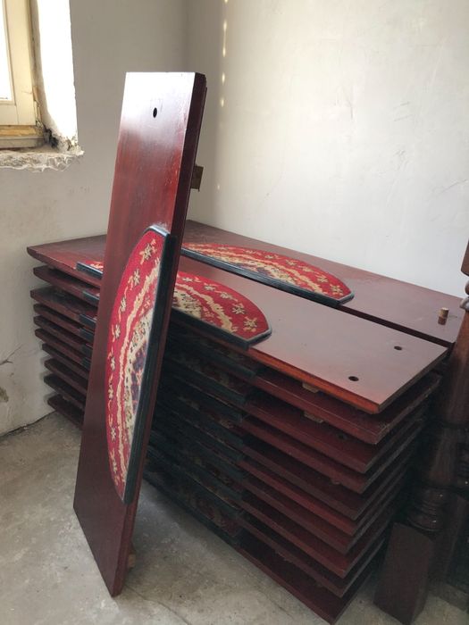 Сходи з червоного дерева