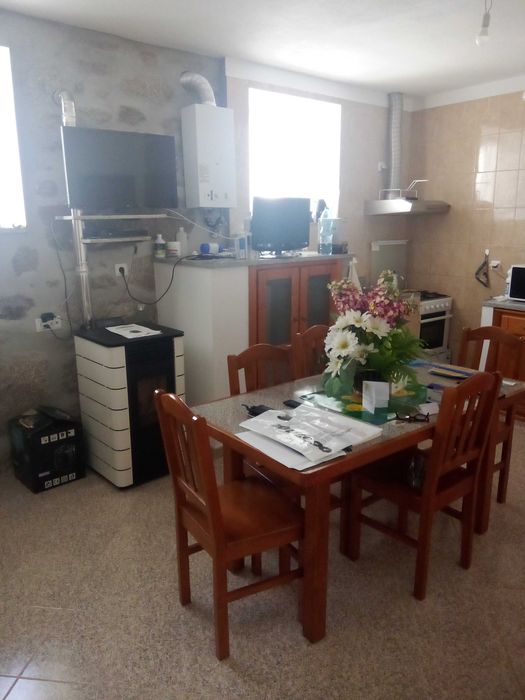 Moradia T2 restaurada em ambiente rural