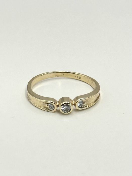 Złoty pierścionek z brylantami rozmiar 18