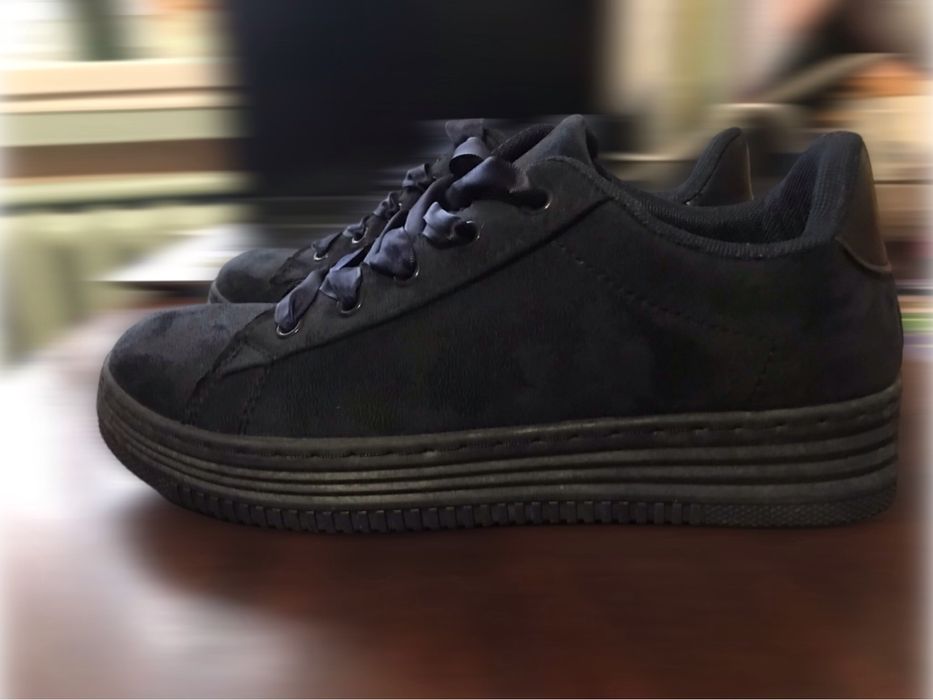 Кросівки жіночі.