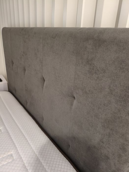 Cama com cabeceira cinza