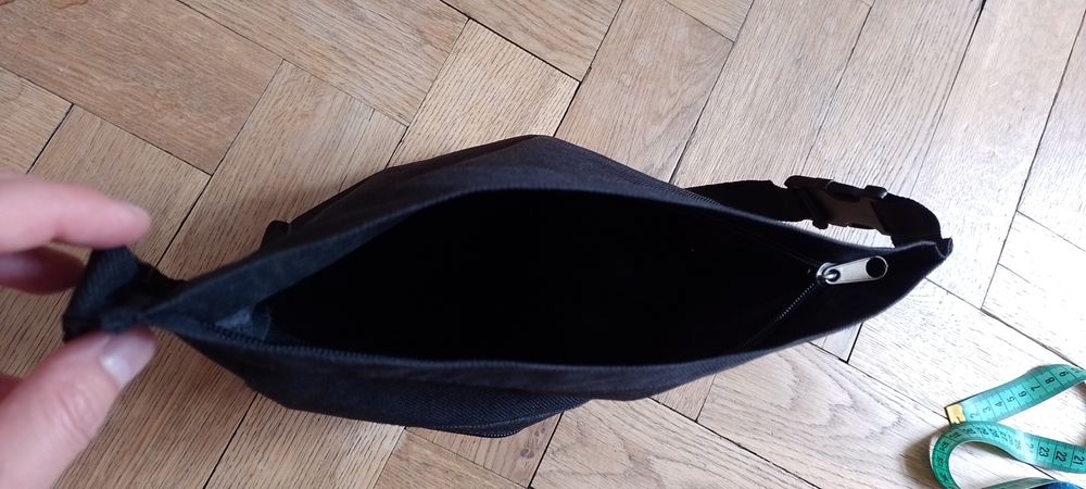 Saszetka czarna zasuwana