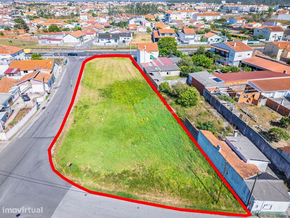 Land plot measuring 2,117 m² with high construction potential. Previous approved project