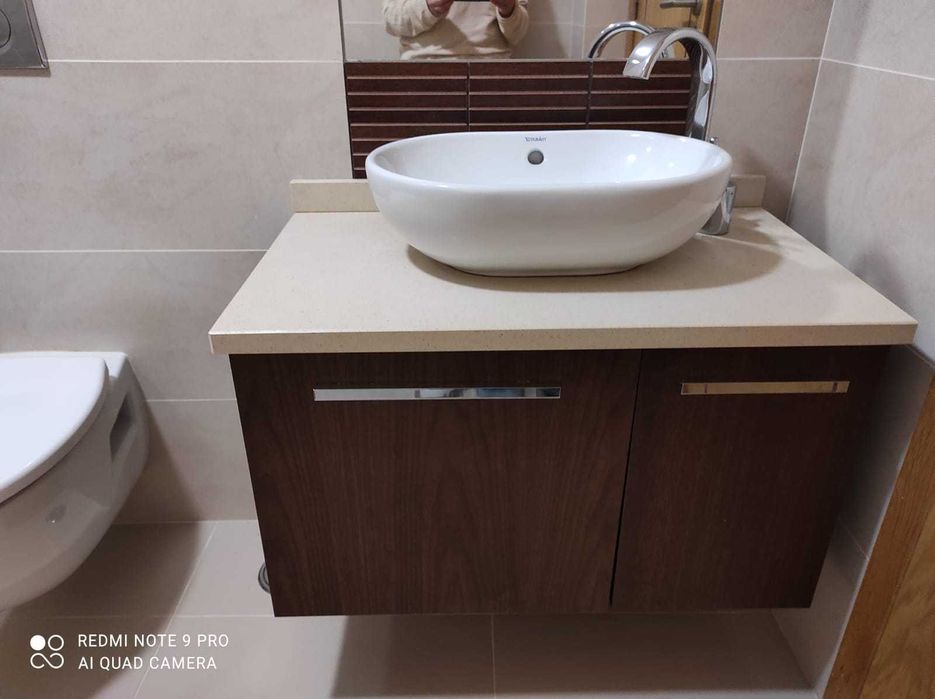 Móvel com lavatório suspenso com 2 portas