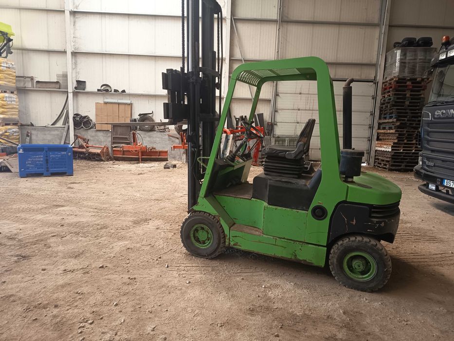 Impilhador Manitou 3 toneladas