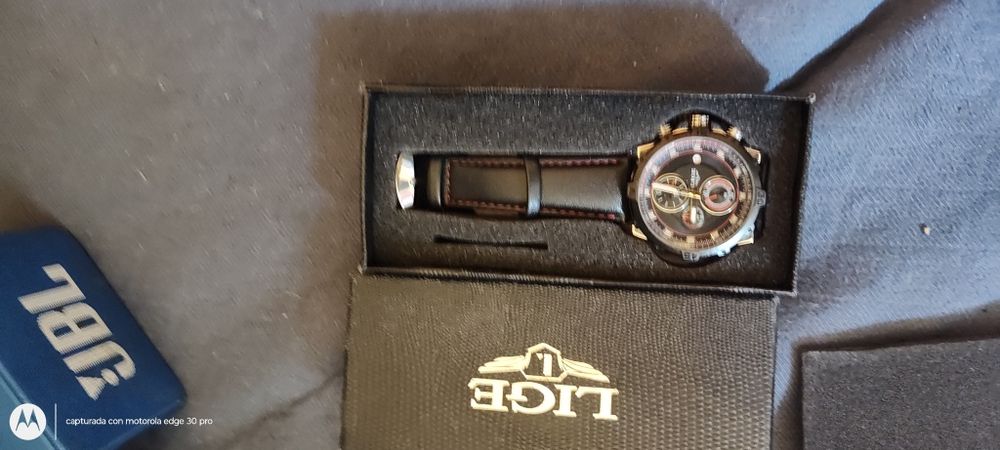 Vendo relojo com asua Caixa está funciona bem